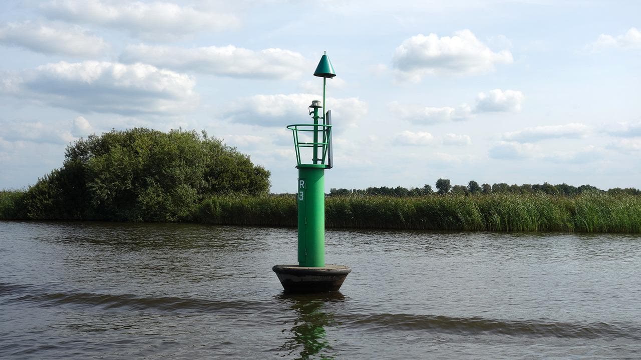 water markers as a boater’s traffic signs